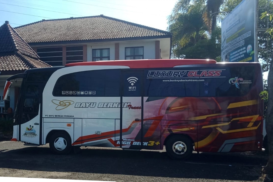 Medium Bus Pariwisata Bersama Putra Pajajaran Berwisata Religi